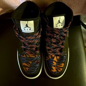 Air Jordan 1 Mid GS ‘Tiger’